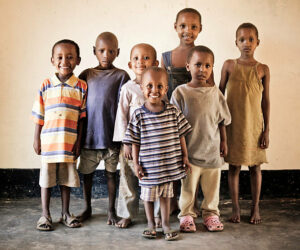 Accueillir les enfants en détresse (Orphelins, orphelins des VIH/SIDA, enfants abandonnés, enfants dont les parents souffrent d’un handicap grave).